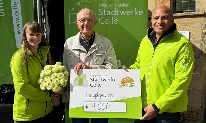 10 Jahre Energievertrieb der Stadtwerke Celle: Gewinner der Jubeljahr-Gewinnspiels bekommt 1.000 Euro Scheck überreicht